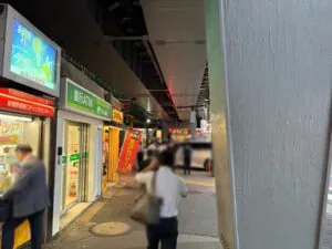 ファーストクラブ麗への道順 2／11：駅を背にして左手に進みます。