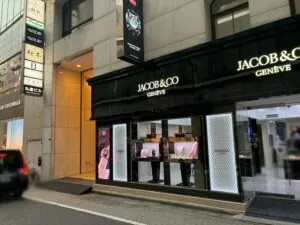 空ヲ（ソラヲ）への道順 4／4：二つ目の十字路に出る手前の右手に、銀座空ヲの入る丸喜ビルがあります。