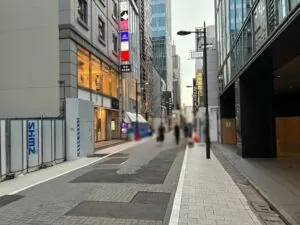 空ヲ（ソラヲ）への道順 2／4：出口を背中にして右へ歩きます。