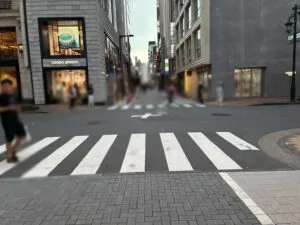 空ヲ（ソラヲ）への道順 3／4：一つ目の十字路を渡って直進を続けます。