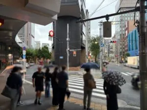 ファーストクラブ麗への道順 6／11：三つ目の横断歩道を渡って、左手の路地を進みます。