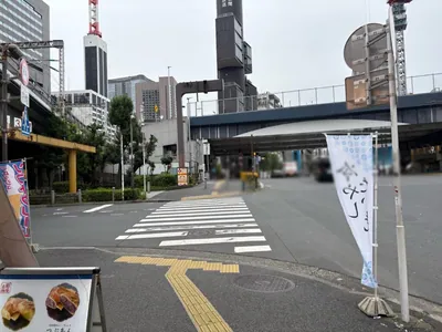 フローラへの道順 4／6：二つ目の横断歩道を渡り、高架下を進みます。