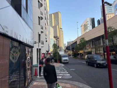 メニルへの道順 9／12：四つ目の横断歩道を左折します。