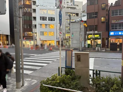 美南 （ミナミ）への道順 2／7：駅を背にして正面の横断歩道を渡ります。