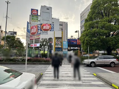 サラへの道順 2／6：駅を背にして目の前のロータリーを渡ります。