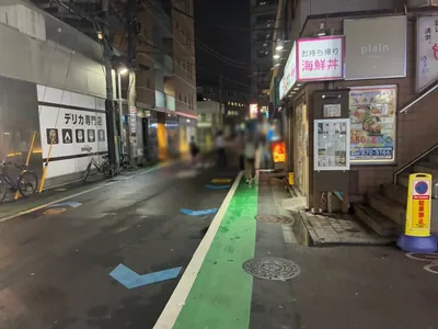 マテリアへの道順 2／6：駅を背中にして右へ進みます。