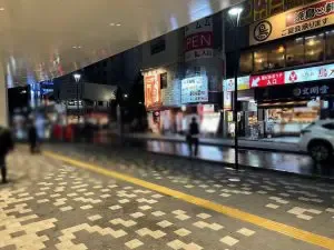 VIP （横浜VIP倶楽部）への道順 2／9：駅を背中にして左へ歩きます。