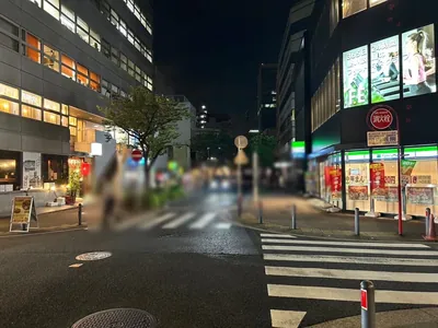 サロンドクラブへの道順 7／11：五つ目の十字路も越えて直進します。