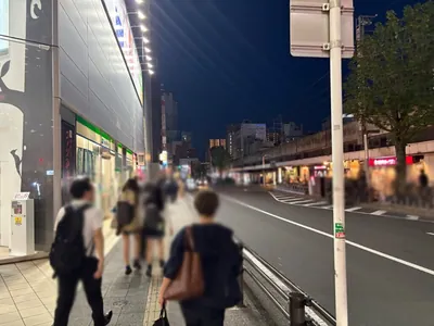 ザクラスへの道順 7／15：線路を右手に直進します。