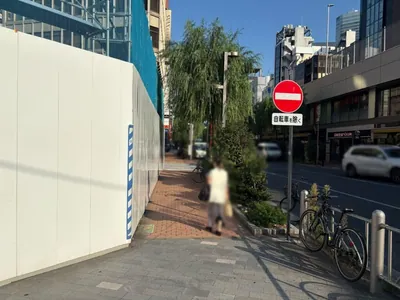 ルシェンテへの道順 5／8：右折後、道路を右手にして直進します。