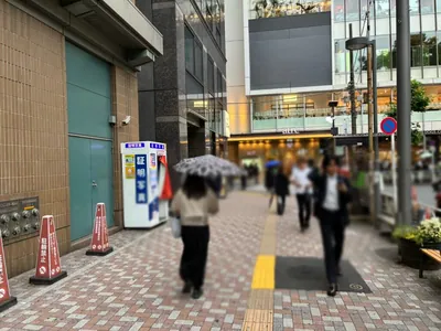 グランジュールへの道順 2／6：駅を背にして左に進みます。