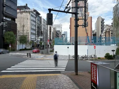 聖 （セイ）への道順 4／9：二つ目の横断歩道も渡ります。