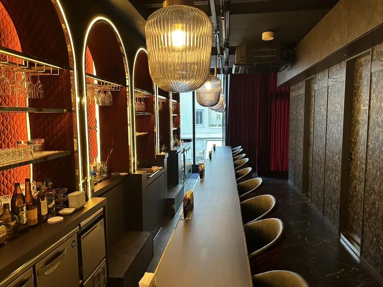 B4 (ビーフォー)の店内
