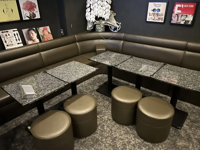 ラプソディの店内