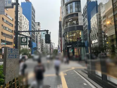 ブルークレールへの道順 4／6：一つ目の十字路を超えて直進します。