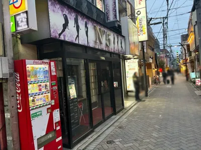 吉祥寺　瀬里奈（セリナ）への道順 8／8：少し進むと左手に吉祥寺瀬里奈が入る「第二柏栄ビル」があります。