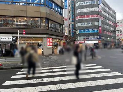 シュシュ 池袋西口店への道順 2／8：駅を背中にして左手の横断歩道を渡ります。