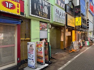 エース （美熟女A 神田駅西口駅前店）への道順 4／4：少し進むと左手に神田エースの入る「グリーンビル」があります。