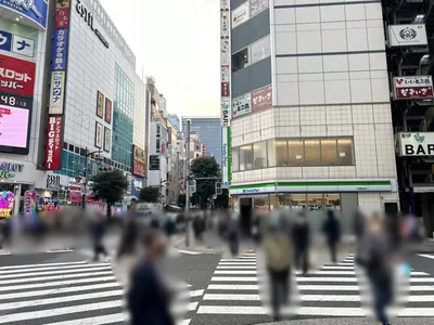 ミーツバーへの道順 3／5：直進すると十字路が出てくるので正面に渡って更に直進します。