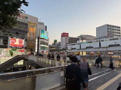 アモーレへの道順 2／11：駅を背中にして右前のコンコースを直進します。