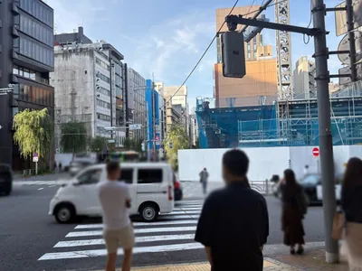 モノリスへの道順 4／10：二つ目の横断歩道も渡ります。