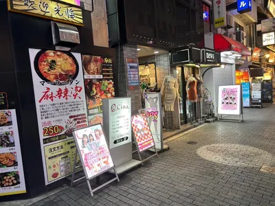 シナへの道順 9／9：直進後、すぐ左手に池袋シナの入る「叶ビル」があります。