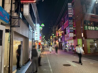 シロへの道順 6／6：左折後、すぐ左手に町田シロの入る「東亜ビル」があります。