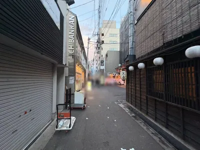 ララァへの道順 7／8：右手路地を右折します。