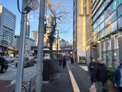ゆり歌語 （ユリカゴ）への道順 2／9：出口を背にし、道路を左手に直進します。