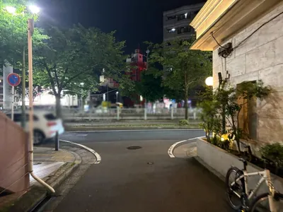 M （エム）への道順 11／12：道路に出たら左折します。