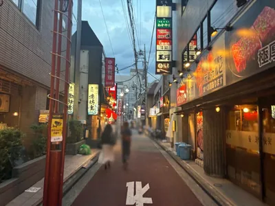 ルージュノワールへの道順 6／8：十字路に出るまで直進します。