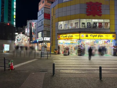 ワイへの道順 3／8：正面の横断歩道を渡ってロータリーを左手に直進します。
