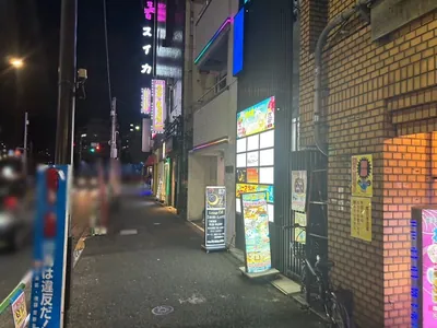 オズへの道順 6／6：突き当りの手前の右手に池袋オズの入る「邦正ビル」があります。