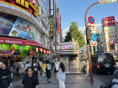 ヴィクシーへの道順 5／9：横断歩道を渡ったら右折します。