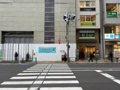 練馬　ルシアへの道順 2／7：駅を背にして目の前の横断歩道を渡ります。