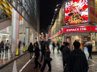 ビーフルへの道順 4／6：マークシティの右脇の路地を進みます。