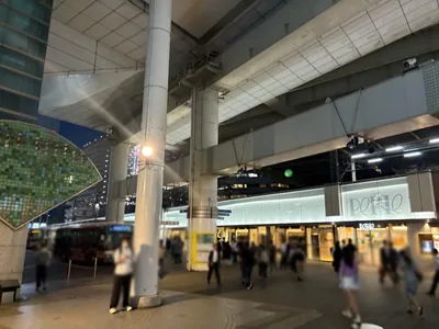 ザクラスへの道順 2／15：駅を背にして右手に進みます。