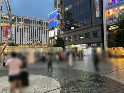 ダリへの道順 2／8：ロータリーを左手にロータリー沿いを歩きます。