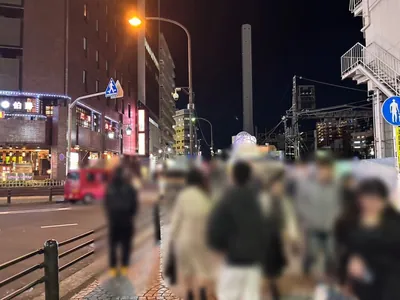 PG （SMILE BAR ピージー）への道順 2／5：線路を右手に直進します。
