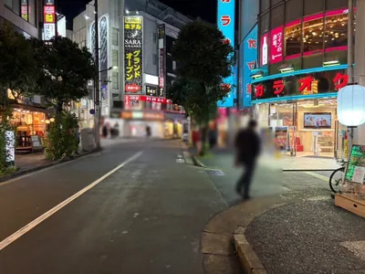 ヴィヴィへの道順 9／12：右手路地を越えて直進を続けます。