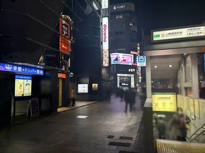 六乃華　（ロクノハナ）への道順 2／6：道路を右手に直進します。