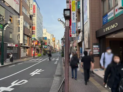 コロン （Girl’s bar & Lounge COLON）への道順 4／10：エスカレーターを下ったら道路を左手に直進します。