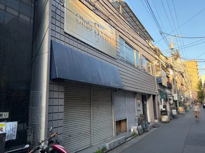 サボへの道順 8／8：少し進むと左手に門前仲町サボの入る「櫛原ビル」があります。