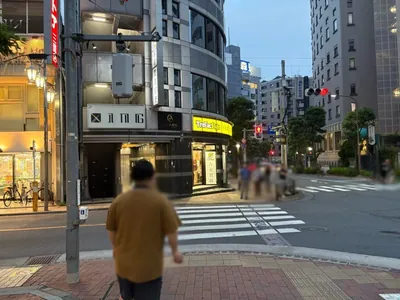 三鷹　アークへの道順 6／7：一つ目の十字路を渡ります。