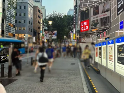 エースへの道順 2／4：出口を背にして、右手に進みます。