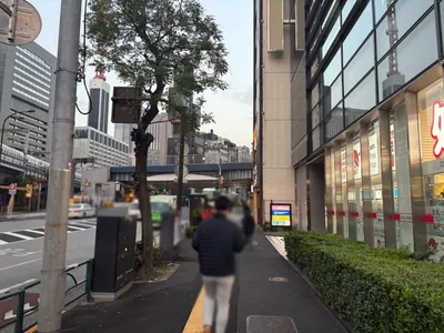 オハナへの道順 2／9：出口を背にして、道路を左手に直進します。