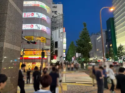 エディションへの道順 8／11：「新宿区役所」の交差点に出たら左折します。