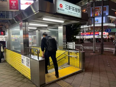 ガーデンへの道順 1／7：「三軒茶屋駅」世田谷通り口を出ます。