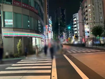 ルパンへの道順 3／5：一つ目の横断歩道を渡って直進を続けます。