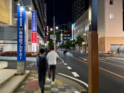 所沢　バビロンへの道順 5／6：左手路地を越えて直進をします。